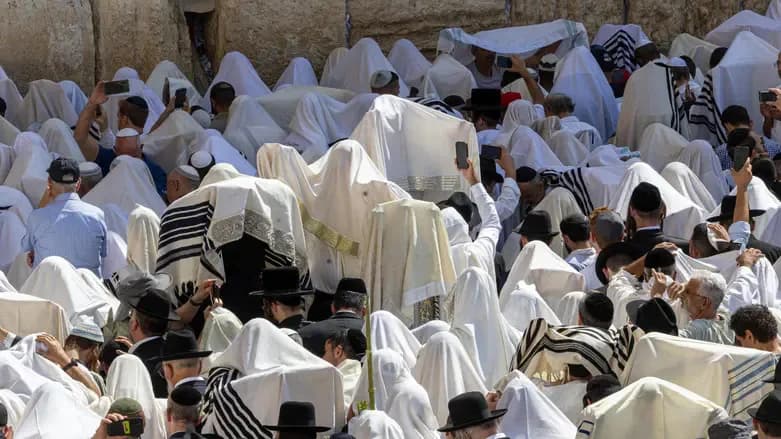 Tens of Thousands Gather at Western Wall for Sukkot Priestly Blessing